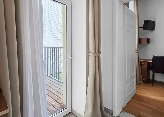 Elegant 3-bedroom Getaway With Balcony For Groups Up To 7 Apartamento