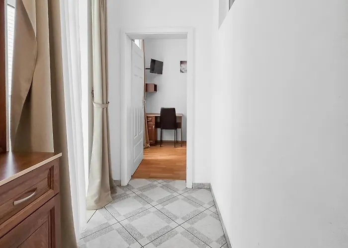 Elegant 3-bedroom Getaway With Balcony For Groups Up To 7 Viena