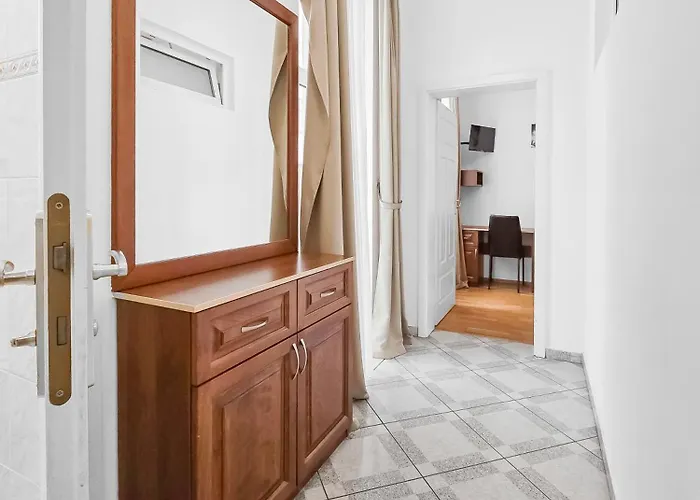 Elegant 3-bedroom Getaway With Balcony For Groups Up To 7 Apartamento