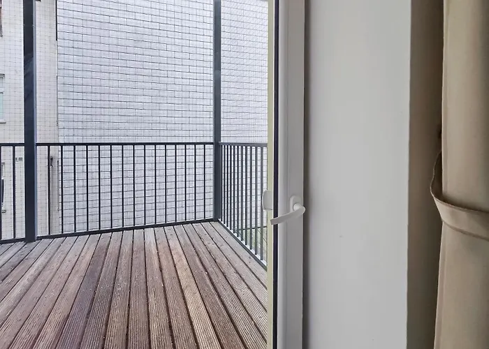 Apartamento Elegant 3-bedroom Getaway With Balcony For Groups Up To 7