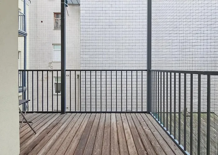 Apartamento Elegant 3-bedroom Getaway With Balcony For Groups Up To 7 *