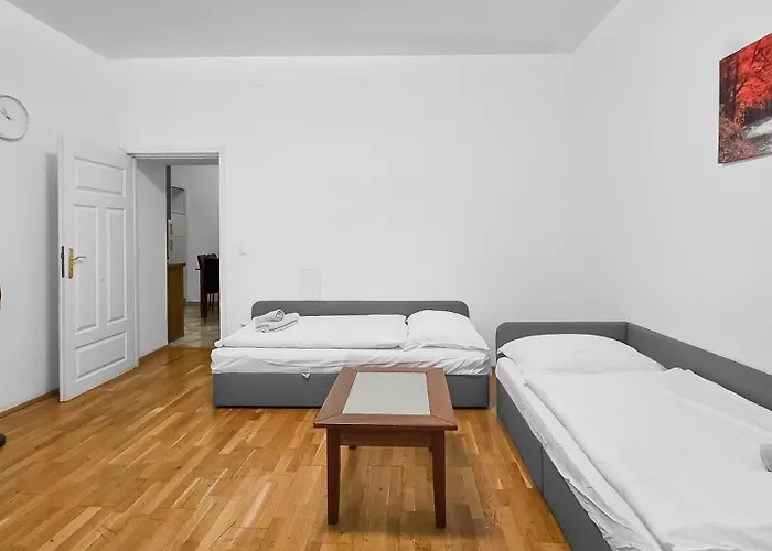 Elegant 3-bedroom Getaway With Balcony For Groups Up To 7 Apartamento