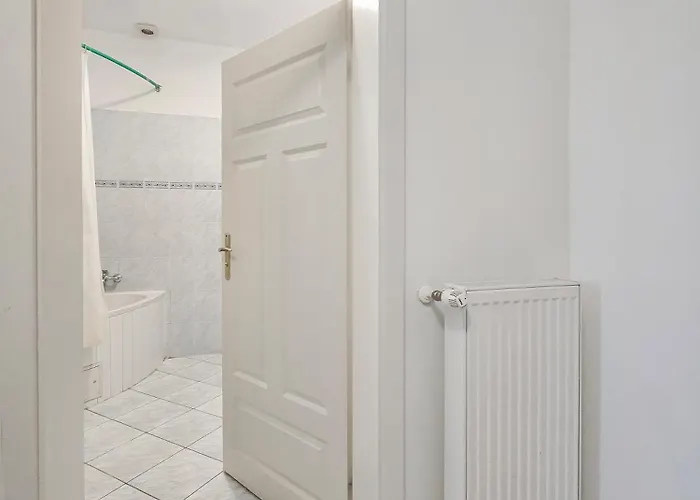 Elegant 3-bedroom Getaway With Balcony For Groups Up To 7 Apartamento Viena