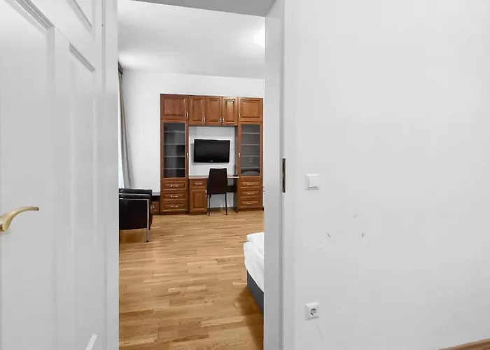 Elegant 3-bedroom Getaway With Balcony For Groups Up To 7 *