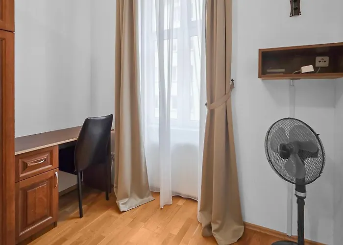 Elegant 3-bedroom Getaway With Balcony For Groups Up To 7 Viena