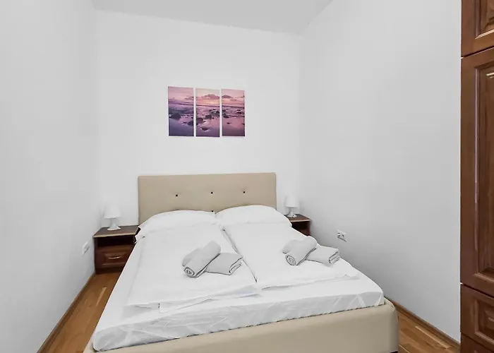 Elegant 3-bedroom Getaway With Balcony For Groups Up To 7 * Viena