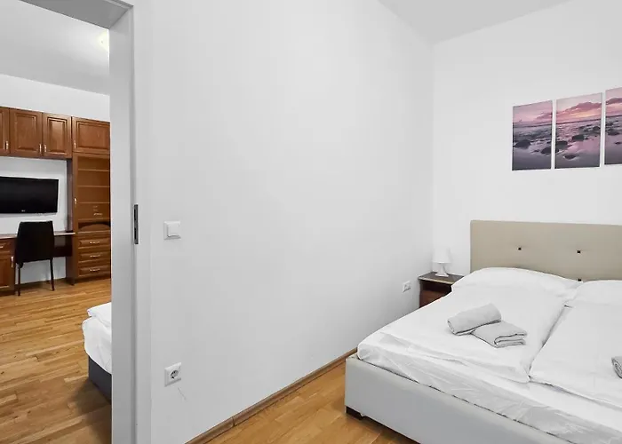 Elegant 3-bedroom Getaway With Balcony For Groups Up To 7