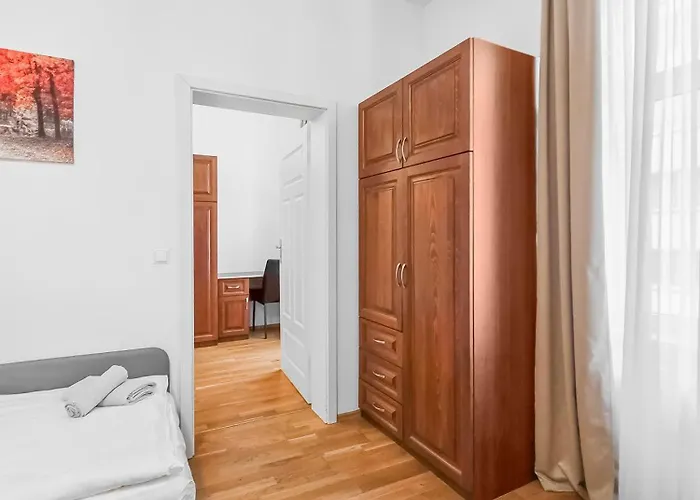 Elegant 3-bedroom Getaway With Balcony For Groups Up To 7 Viena