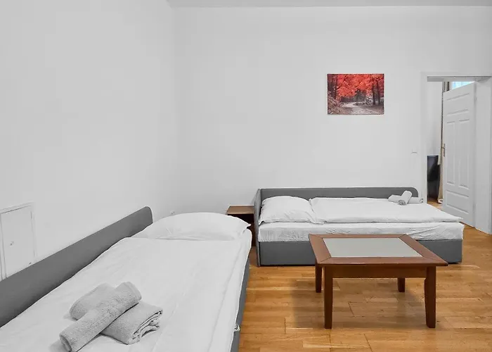 Elegant 3-bedroom Getaway With Balcony For Groups Up To 7 Apartamento Viena
