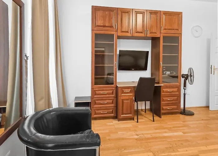 Elegant 3-bedroom Getaway With Balcony For Groups Up To 7 Viena