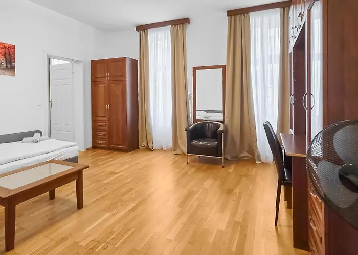 Elegant 3-bedroom Getaway With Balcony For Groups Up To 7