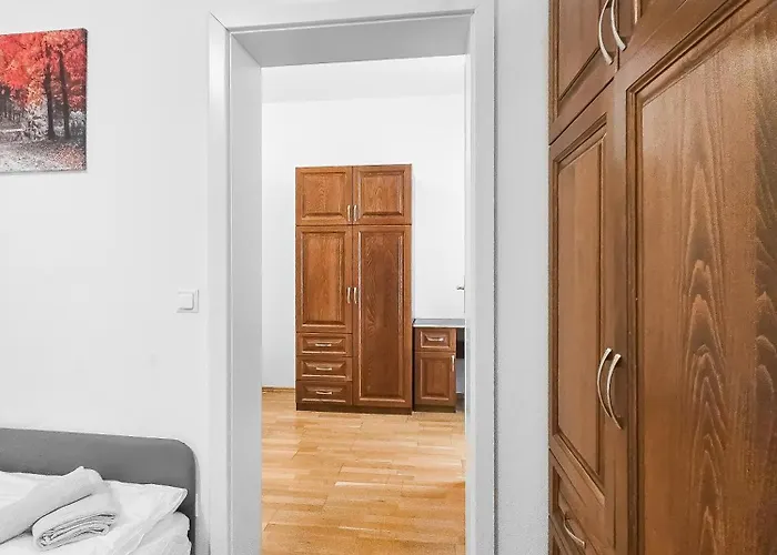 Elegant 3-bedroom Getaway With Balcony For Groups Up To 7 *