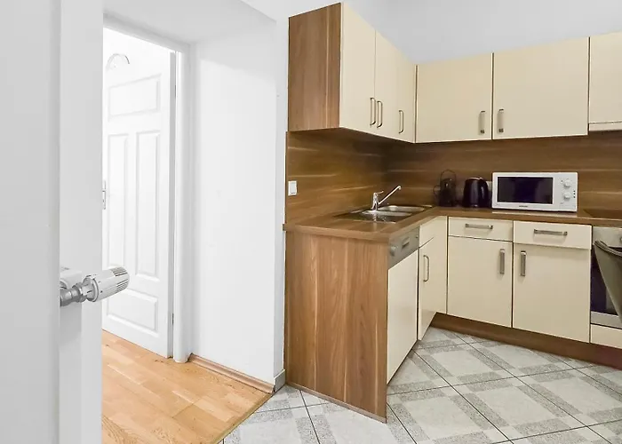 Elegant 3-bedroom Getaway With Balcony For Groups Up To 7 *