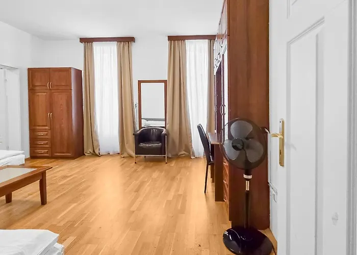 Elegant 3-bedroom Getaway With Balcony For Groups Up To 7