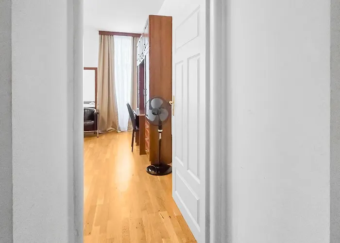 Apartamento Elegant 3-bedroom Getaway With Balcony For Groups Up To 7