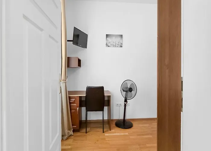 Elegant 3-bedroom Getaway With Balcony For Groups Up To 7