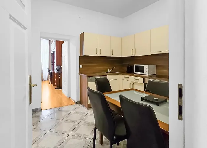 Elegant 3-bedroom Getaway With Balcony For Groups Up To 7 * Viena