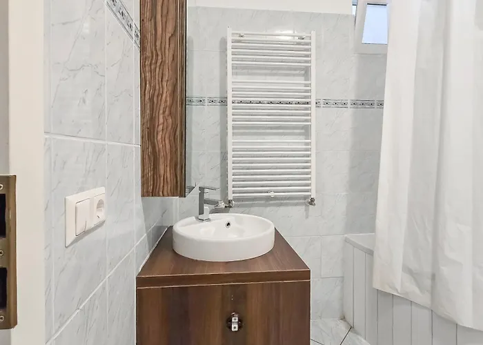 Elegant 3-bedroom Getaway With Balcony For Groups Up To 7 Apartamento