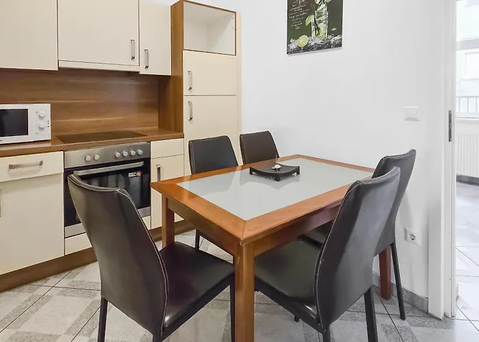 Apartamento Elegant 3-bedroom Getaway With Balcony For Groups Up To 7 *