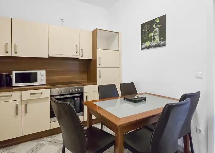 Apartamento Elegant 3-bedroom Getaway With Balcony For Groups Up To 7 Viena
