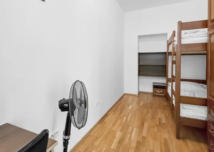 Elegant 3-bedroom Getaway With Balcony For Groups Up To 7 * Viena