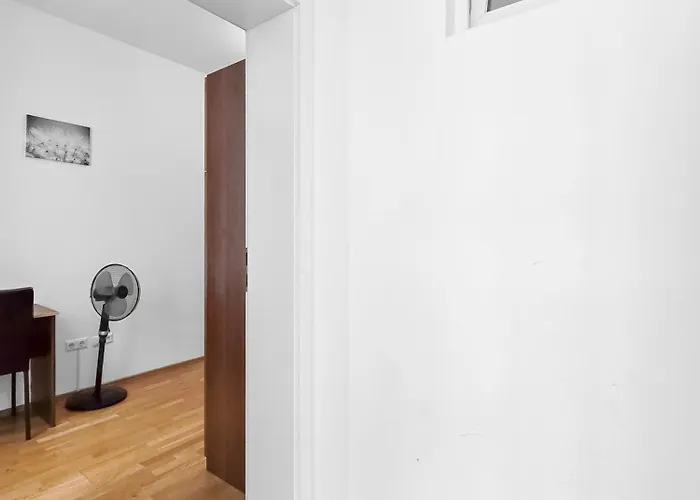 Elegant 3-bedroom Getaway With Balcony For Groups Up To 7