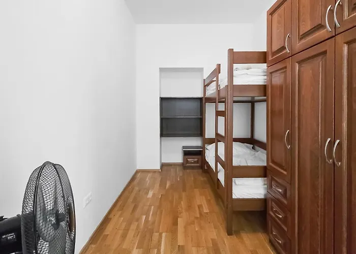 Apartamento Elegant 3-bedroom Getaway With Balcony For Groups Up To 7