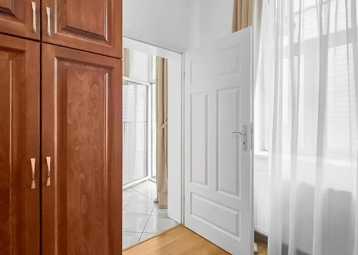 Apartamento Elegant 3-bedroom Getaway With Balcony For Groups Up To 7 *