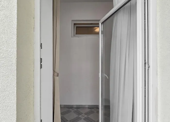 Apartamento Elegant 3-bedroom Getaway With Balcony For Groups Up To 7 *