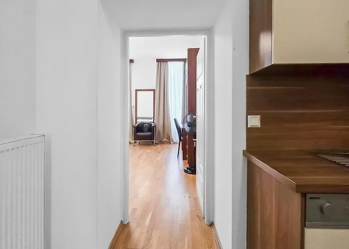 Elegant 3-bedroom Getaway With Balcony For Groups Up To 7 Viena